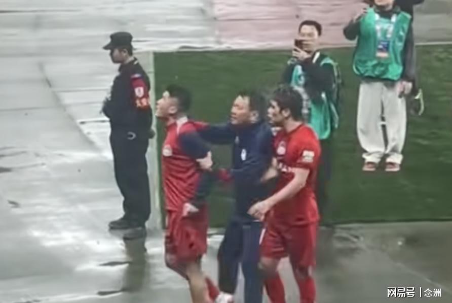 被骂“丢人现眼”！30岁国脚暴怒：冲上去要和球迷对峙 拉都拉不住