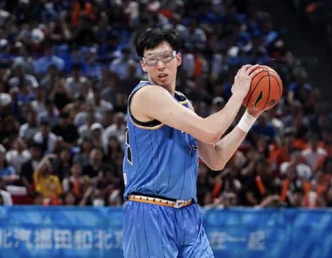 媒体人:周琦在场山东基本对不上,不在对方就围绕内线做文章